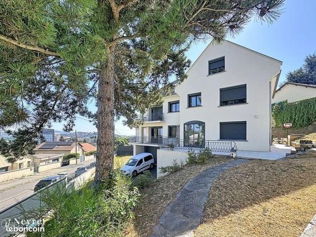 Maison 9 pièces 256 m²
