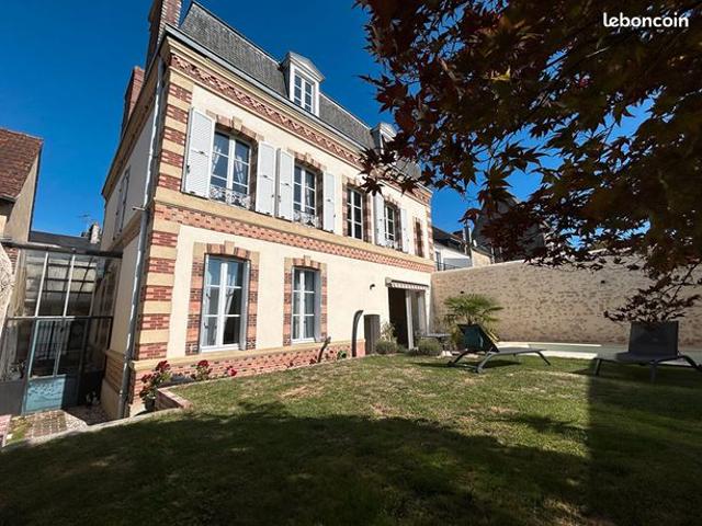 Maison 9 pièces 252 m²