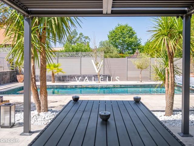 Maison 9 pièces 260 m²