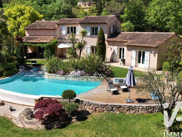 Maison 9 pièces 261 m²