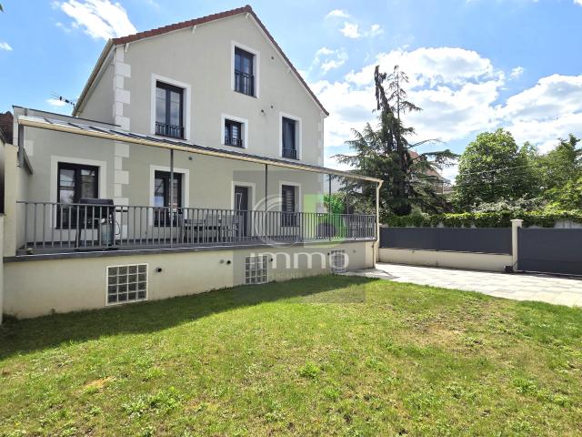 Maison 9 pièces 261 m²