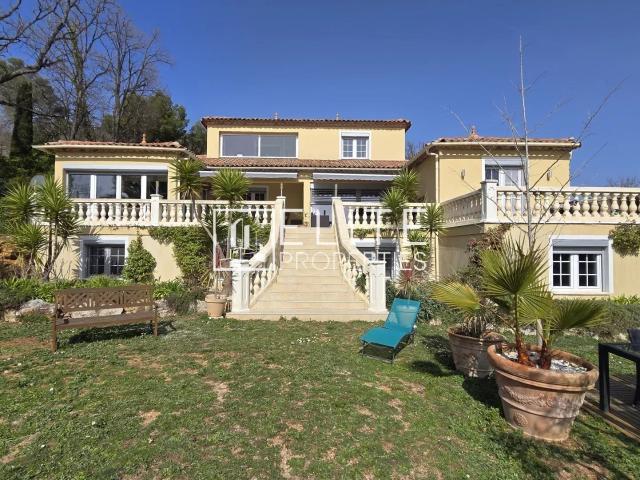 Maison 9 pièces 261 m²