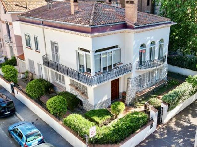 Maison 9 pièces 261 m²