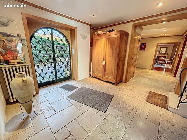 Maison 9 pièces 261 m²