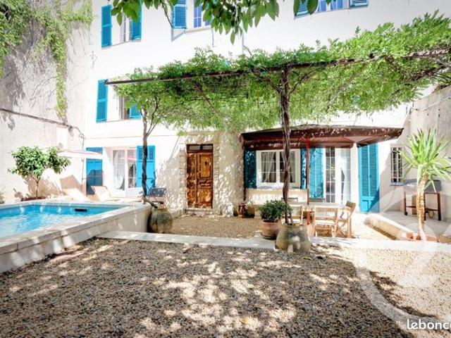Maison 9 pièces 270 m²