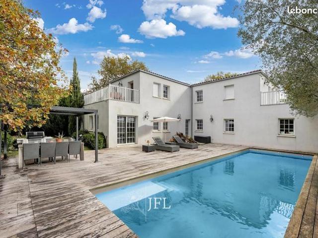Maison 9 pièces 285 m²