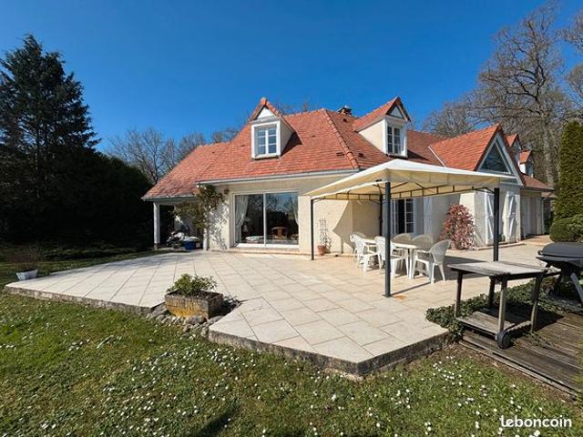 Maison 9 pièces 280 m²