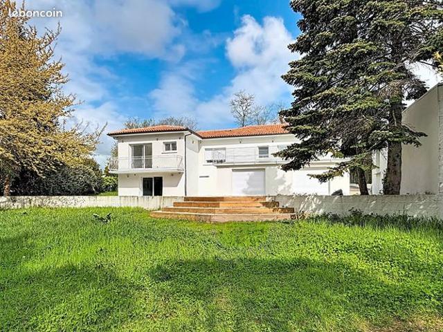 Maison 9 pièces 280 m²