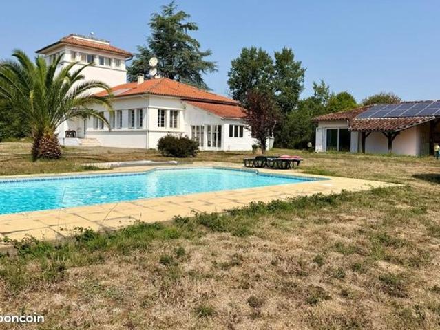 Maison 9 pièces 300 m²