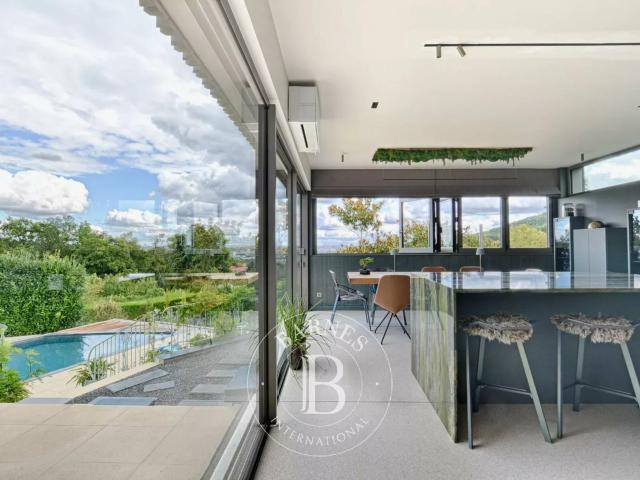 Maison 9 pièces 300 m²
