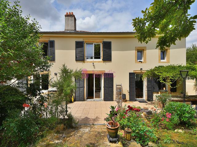 Maison 9 pièces 300 m²