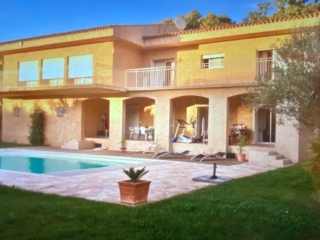 Maison 9 pièces 300 m²