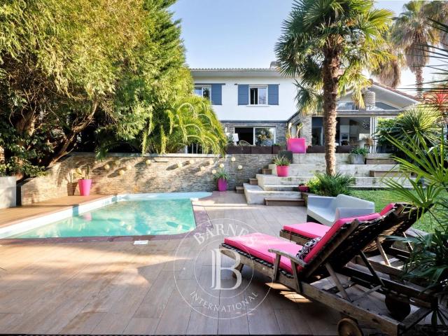 Maison 9 pièces 301 m²
