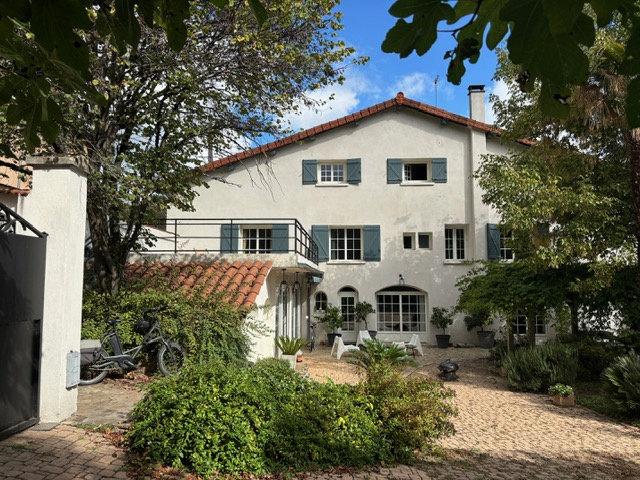 Maison 9 pièces 310 m²