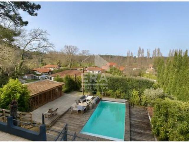 Maison 9 pièces 329 m²