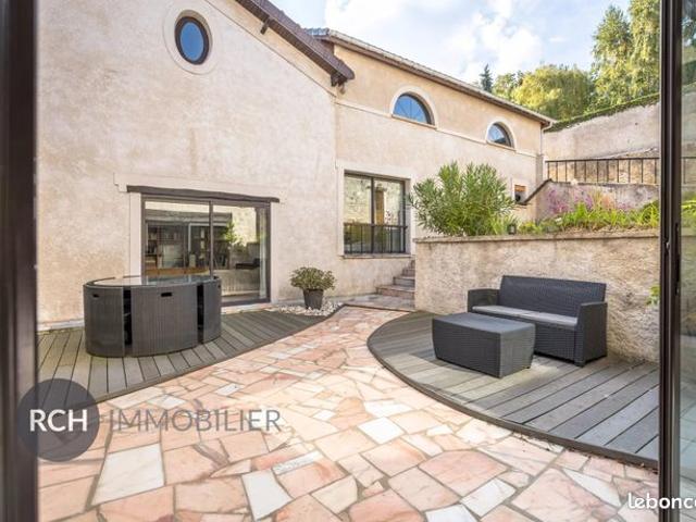 Maison 9 pièces 322 m²