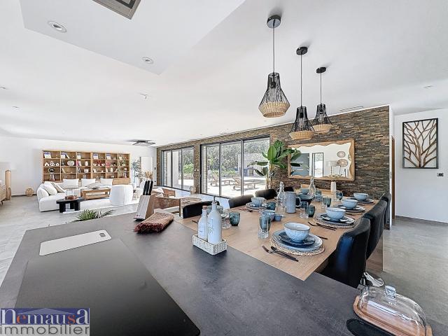 Maison 9 pièces 338 m²