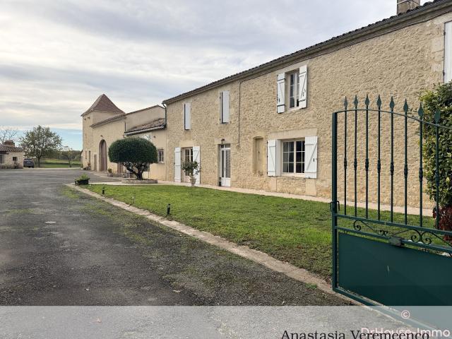 Maison 9 pièces 330 m²
