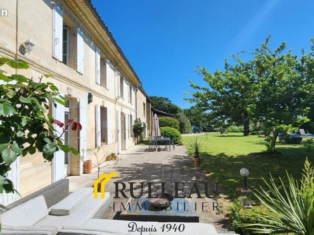 Maison 9 pièces 330 m²