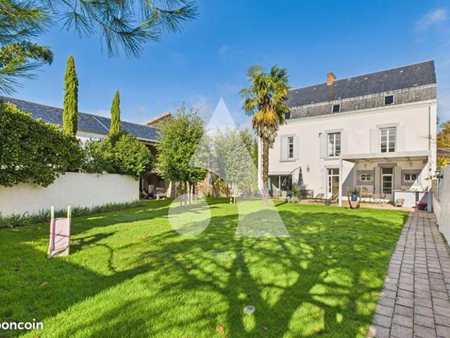 Maison 9 pièces 330 m²