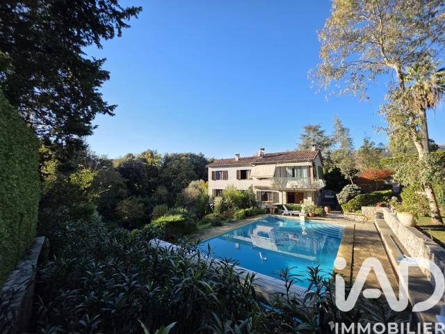 Maison 9 pièces 330 m²