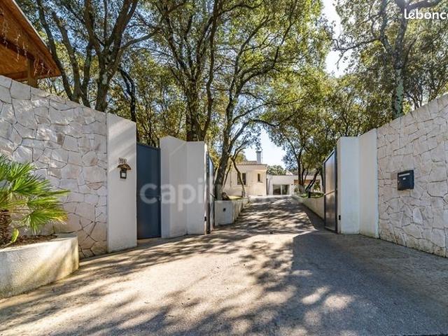 Maison 9 pièces 330 m²