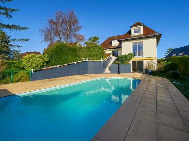 Maison 9 pièces 345 m²