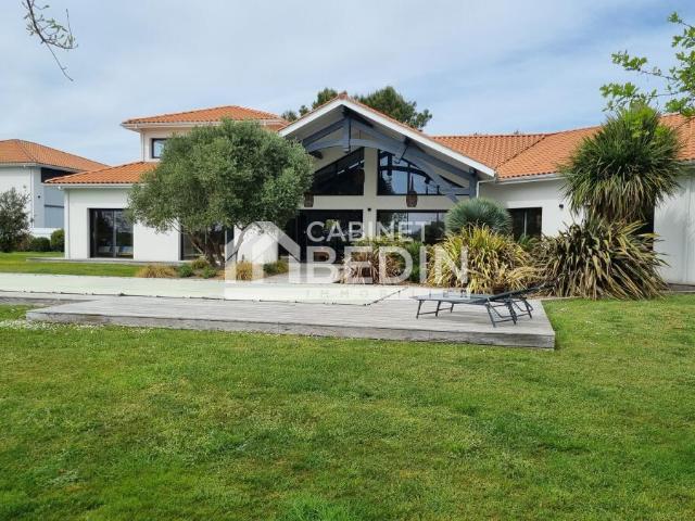 Maison 9 pièces 349 m²
