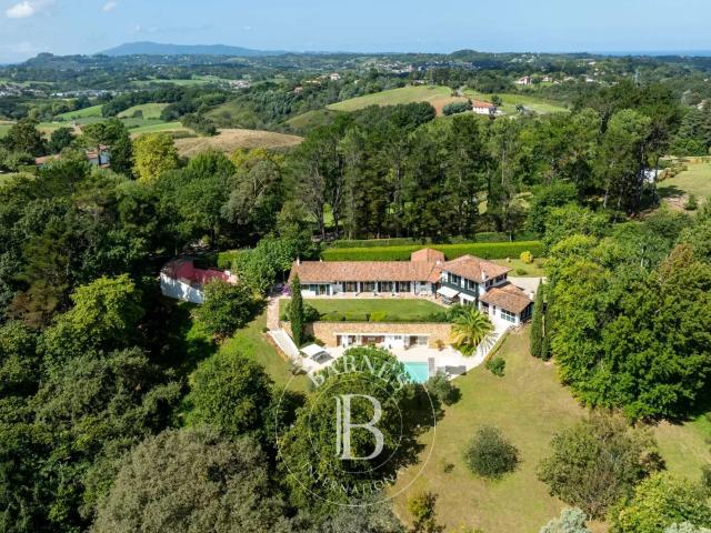 Maison 9 pièces 340 m²