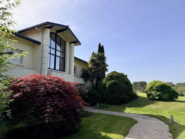 Maison 9 pièces 350 m²