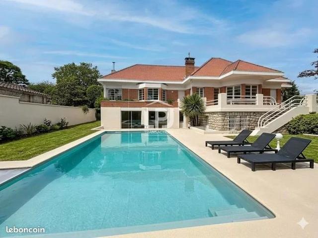 Maison 9 pièces 351 m²