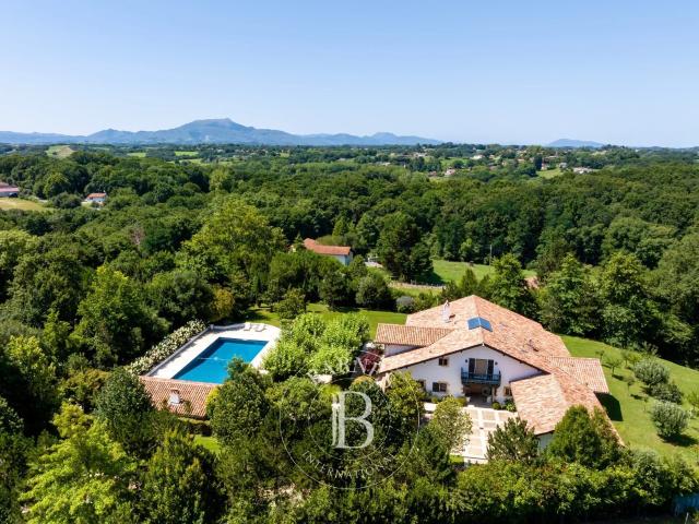 Maison 9 pièces 365 m²