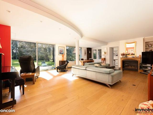 Maison 9 pièces 361 m²