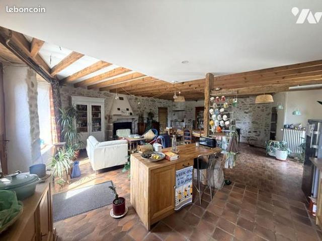 Maison 9 pièces 375 m²