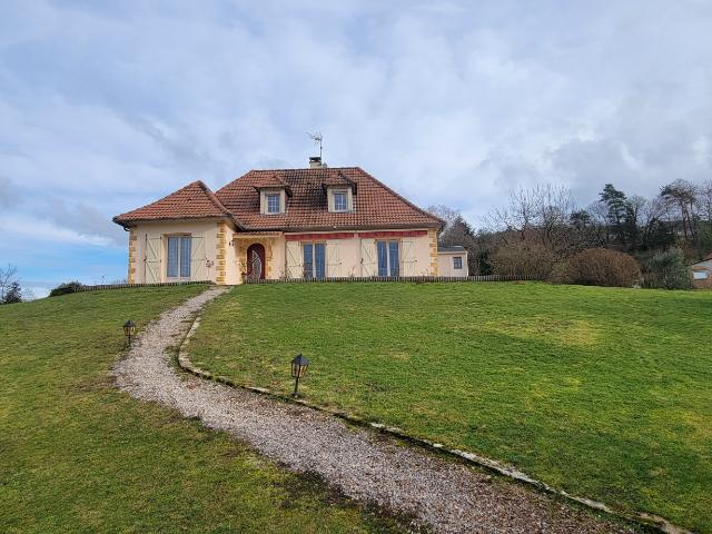 SOUS COMPROMIS Maison coup de cœur à deux pas de Beynat Vue campagne