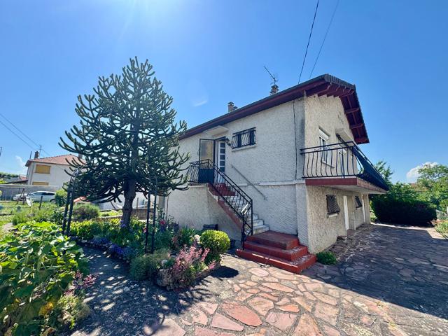 Maison Cournon D Auvergne, 3 chambres, double garage, balcon et terrasse
