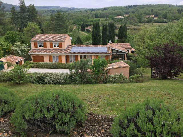 MAISON COMPOSEE DE 2 LOGEMENTS GITES INDEPENDANTS SUR TERRAIN DE 4000 M² AVEC PISCINE