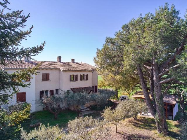 Maison composée de deux appartements, 2000 m² de terrain, dé. 181m² Manosque