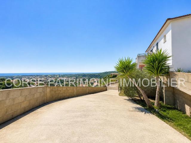 Maison composée de deux appartements indépendants sur les ha