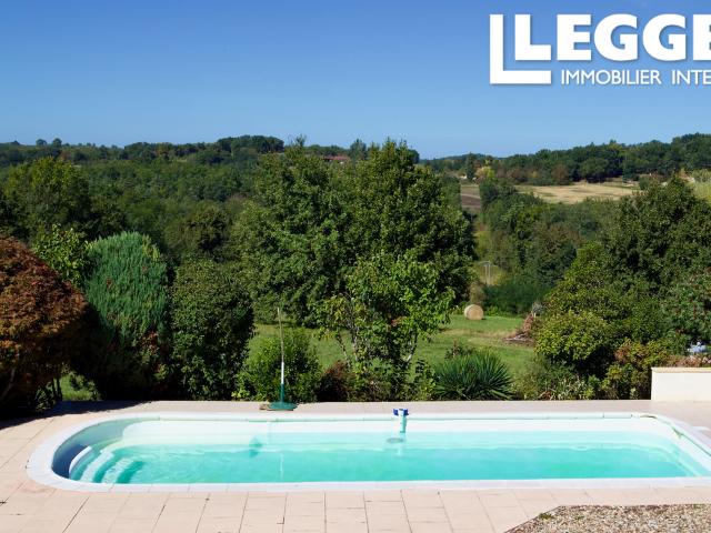 Maison confortable avec piscine, grand terrain et jolie vue dans un endroit paisible offres considérées