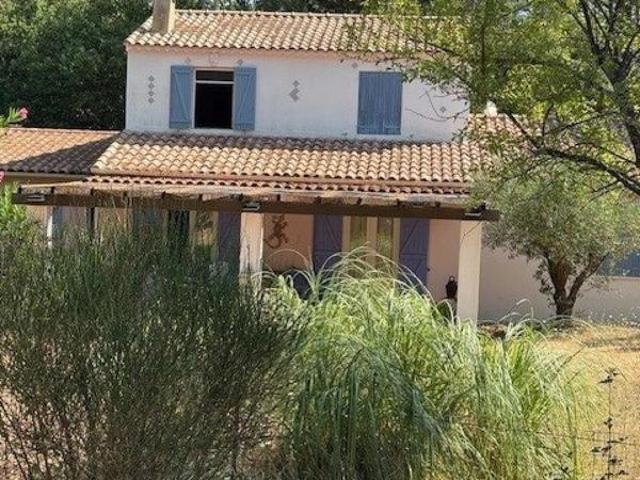 Maison construite en 1980 sur une parcelle clôturée en pleine campagne sur la commune de Besse sur Issole
