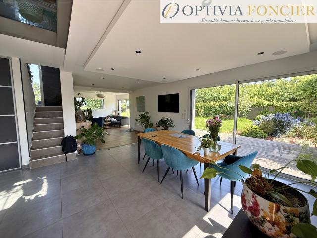 Maison contemporaine 2014 T8 DPE: B 197 m2 1300 m2 de terrain