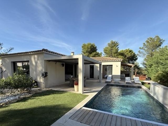 MAISON CONTEMPORAINE T5 DE PLAIN PIED AVEC DEPENDANCE, PISCINE ET JARDIN A VENDRE SUR EGUILLES