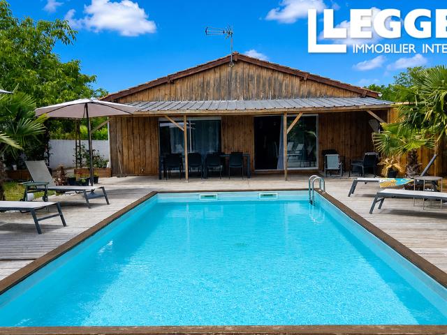 Maison contemporaine à ossature bois offrant un vaste séjour, quatre chambres, une piscine et un joli jardin