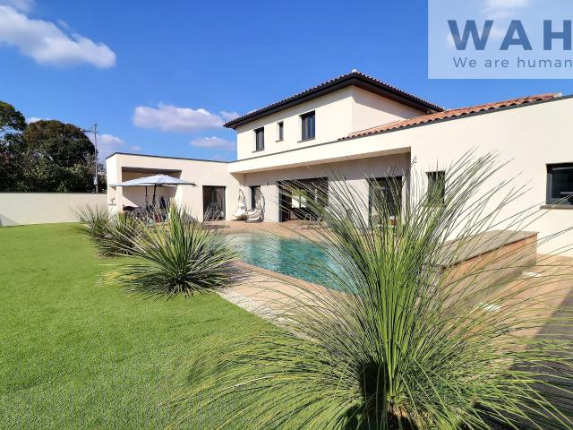 Villa contemporaine récente avec piscine, 5 chambres et jardin paysagé