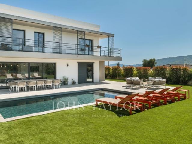 Maison contemporaine à 1 minute à pied des commodités à La Roquette sur Siagne