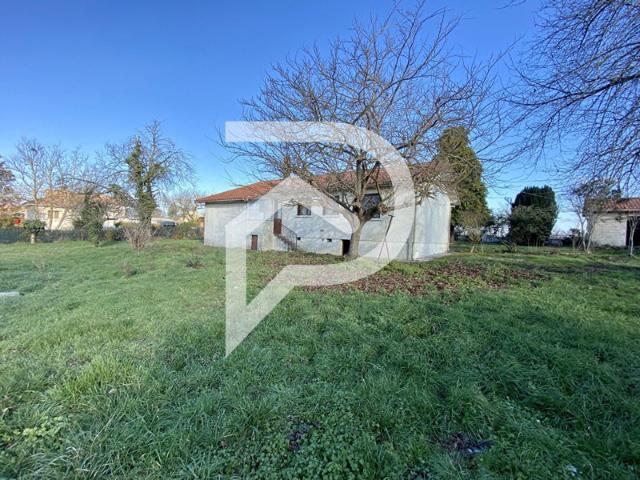 Maison contemporaine avec dépendances et terrain