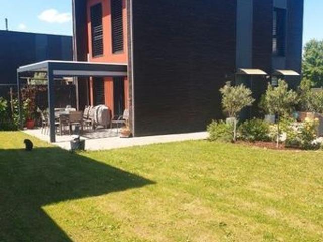 Maison contemporaine avec garage et jardin