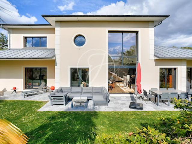 Maison contemporaine avec jardin et terrasse