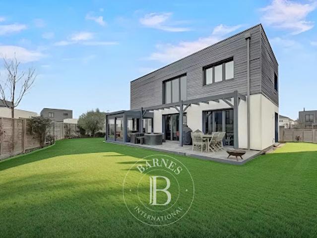 Maison contemporaine avec jardin et terrasse